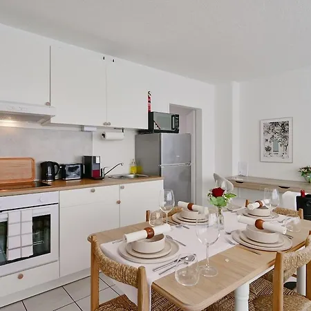 Beautiful Spacious 5 In Center That Sleeps 10 شقة *