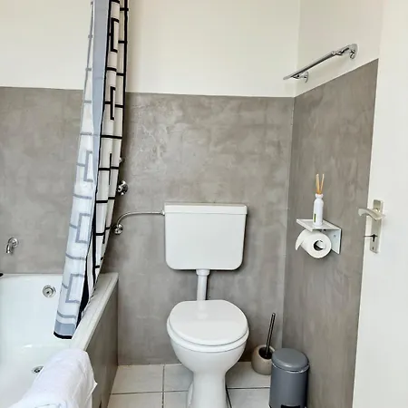 Beautiful Spacious 5 In Center That Sleeps 10 شقة