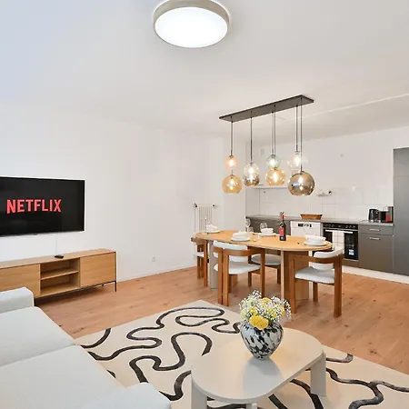 Beautiful Spacious 5 In Center That Sleeps 10 *