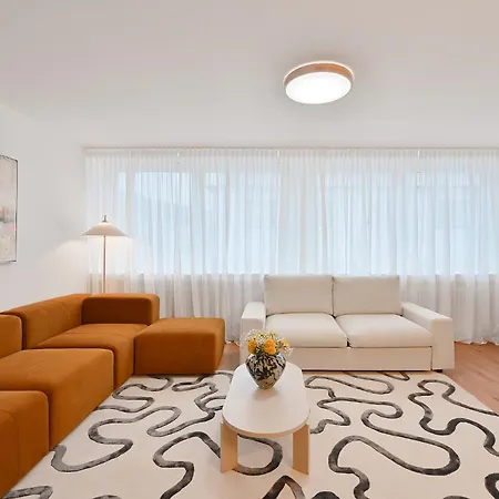 Beautiful Spacious 5 In Center That Sleeps 10 شقة وبرتال