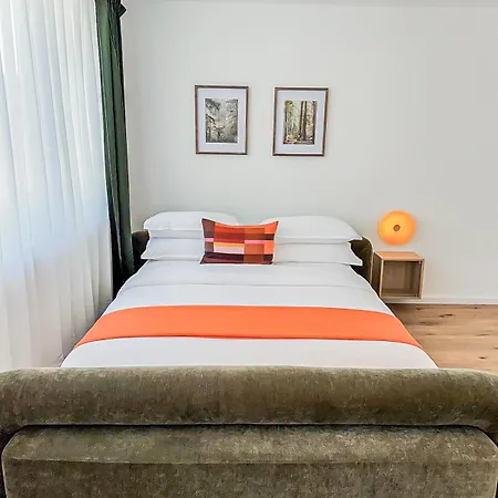 Beautiful Spacious 5 In Center That Sleeps 10 شقة *