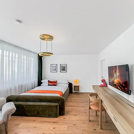 Beautiful Spacious 5 In Center That Sleeps 10 *