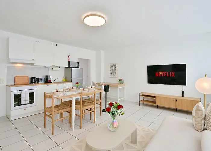 Beautiful Spacious 5 In Center That Sleeps 10 *